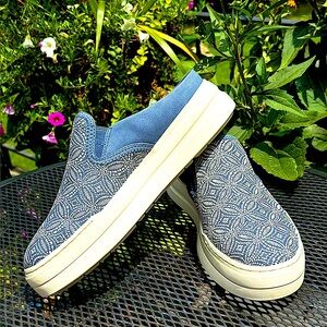 Clarks Blue And White Woven Fabric Mules Cloudstepper Comfort Woman’s Size 7 1/2